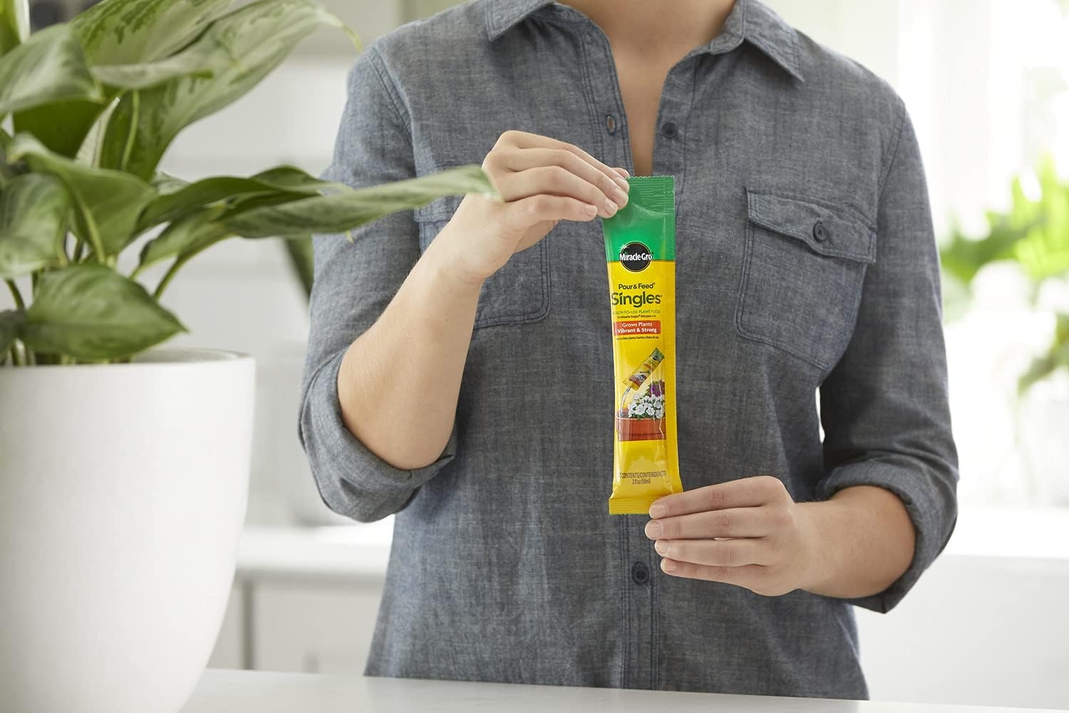 image:imageMiracleGro Pour amp Feed Plant Food 32 fl oz2 oz Singles